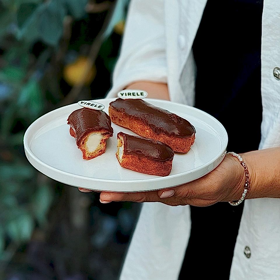 Эклер с творожным кремом