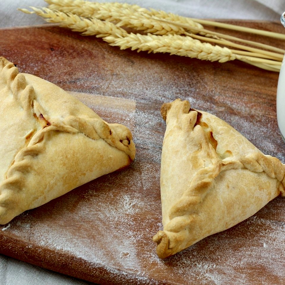 Пирожок с курицей и картофелем