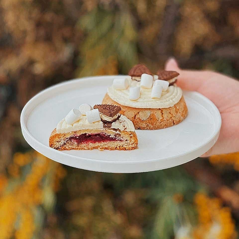 Крамблс с молочным шоколадом и вишней