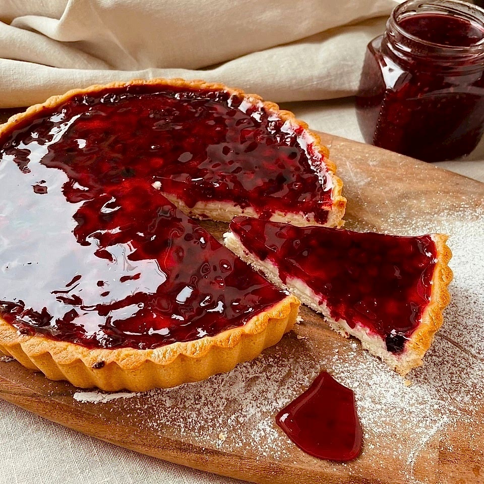 Тарт творожный с брусникой